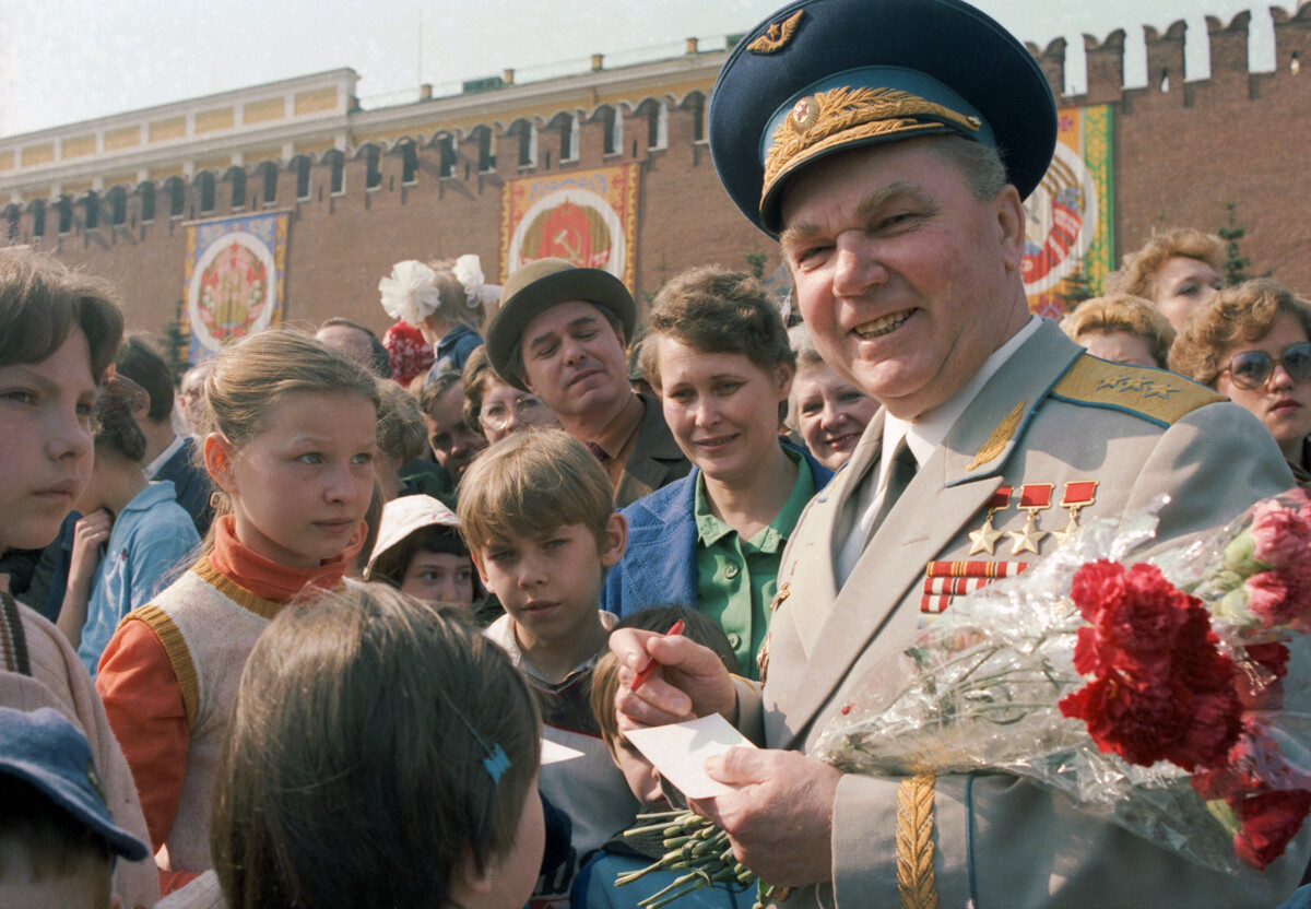 Der dreifache Held der Sowjetunion Iwan Koschedub während der Demonstration von Arbeitern auf dem Roten Platz, Moskau. 1. Mai 1984. 