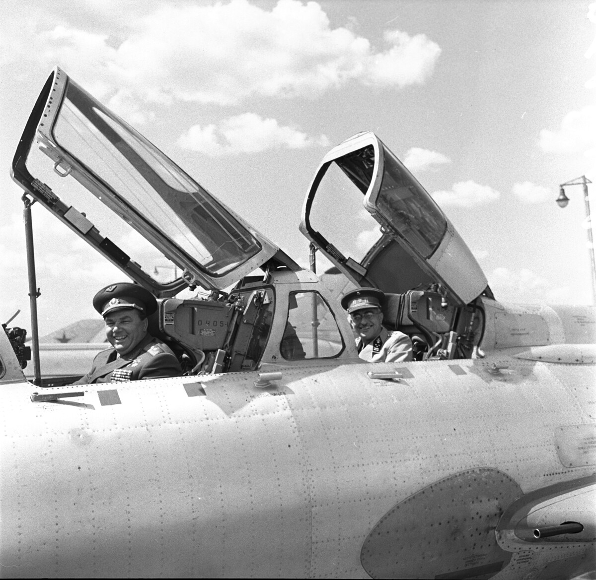 Der dreifache Held der Sowjetunion, Generalleutnant Ivan Kozhedub (links) und der Leiter der belgischen Militärdelegation, Generalleutnant Sch.W. Wiwario, in der Kanzel eines Jagdbomber-Trainingsflugzeugs, 1968.