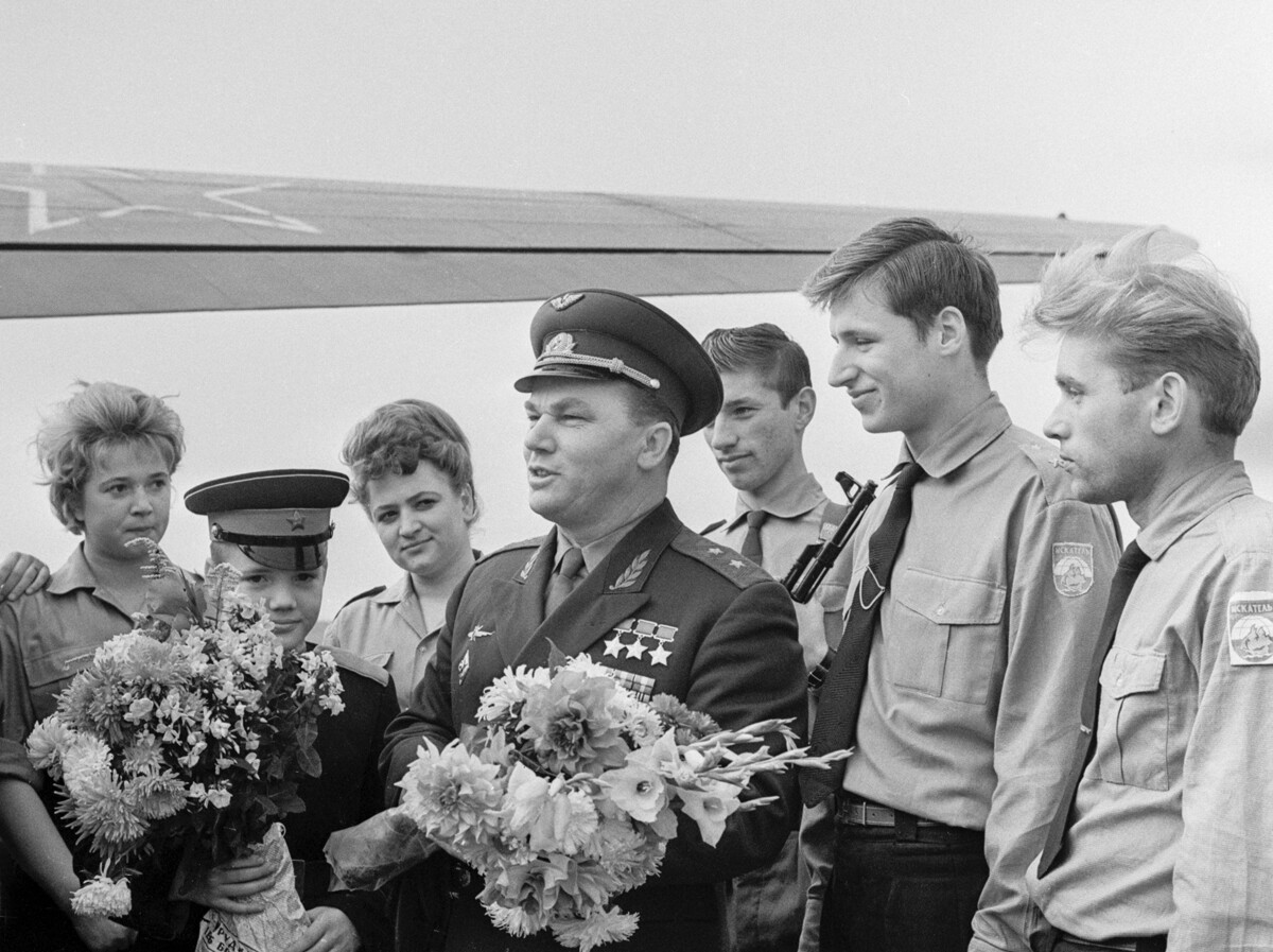 Der dreifache Held der Sowjetunion, Generalmajor Iwan Koschedub, während eines Gesprächs mit Mitgliedern des Suchteams „Iskatelj“ (dt.: „Sucher“), Tula. Oktober 1964.