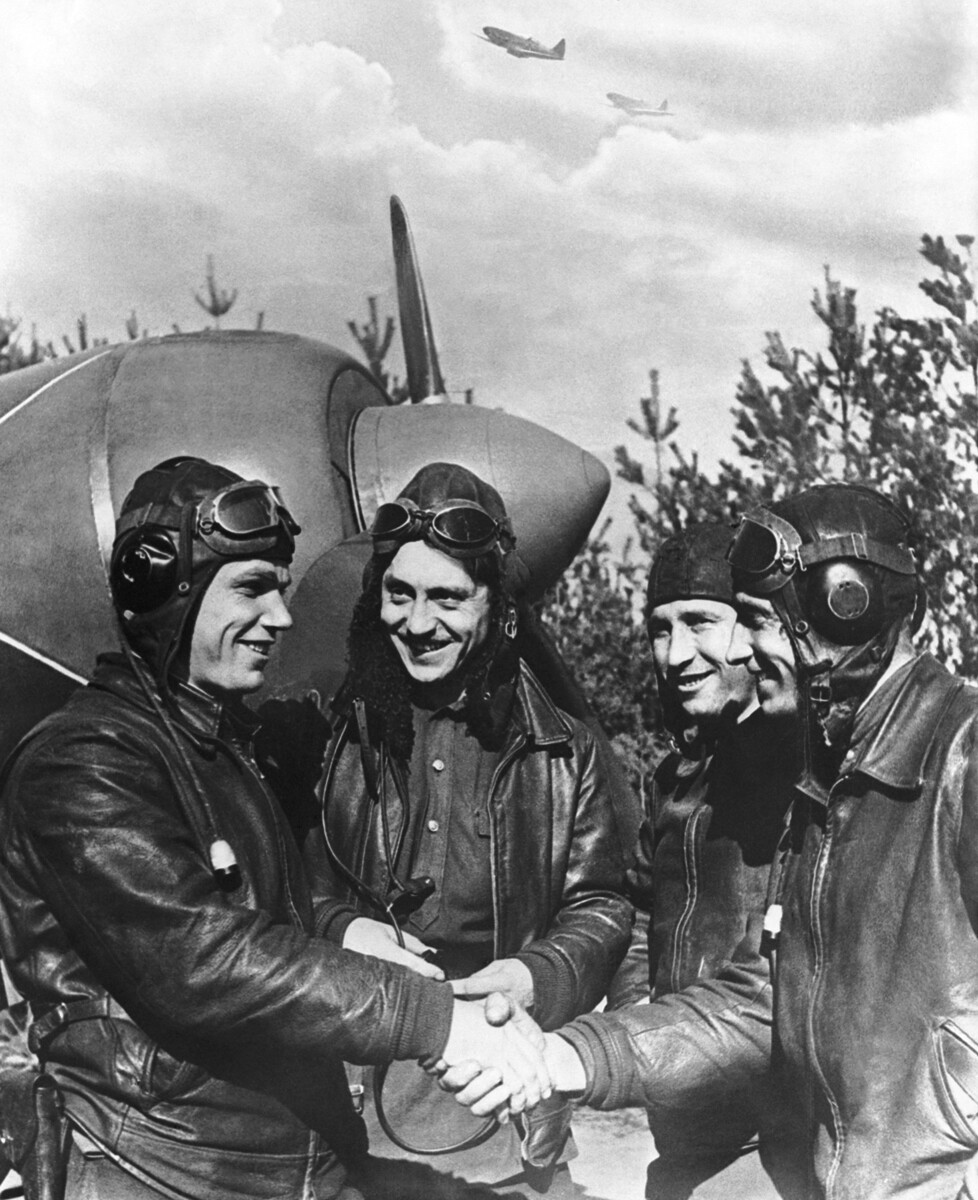 Jagdflieger Iwan Koschedub erhält Glückwünsche von seinen Kameraden zum 60. Sieg im Luftkampf.
