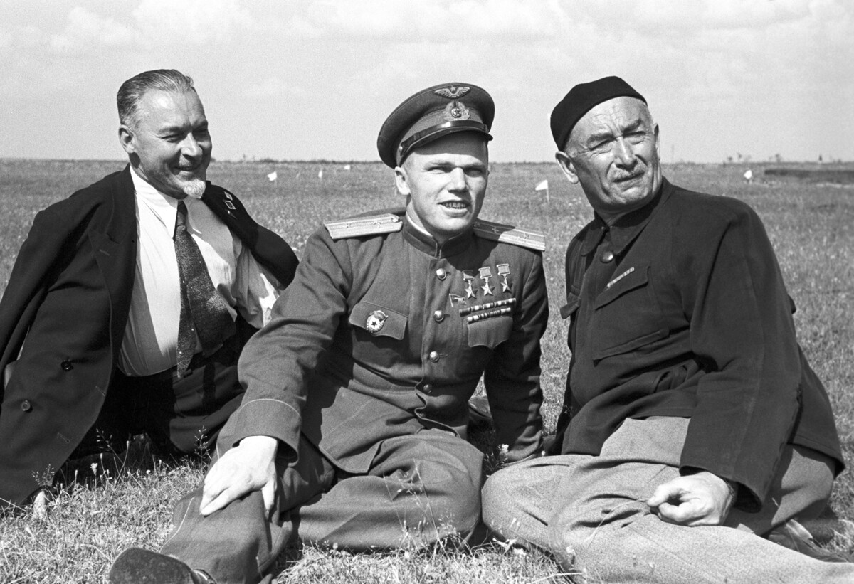 Der dreifache Held der Sowjetunion, der Pilot Iwan Koschedub (Mitte) und einer der ersten russischen Flieger Boris Iliodorowitsch Rossinskij (rechts), beim XVI All-Union-Flugmodellwettbewerbe, 13. August 1947.