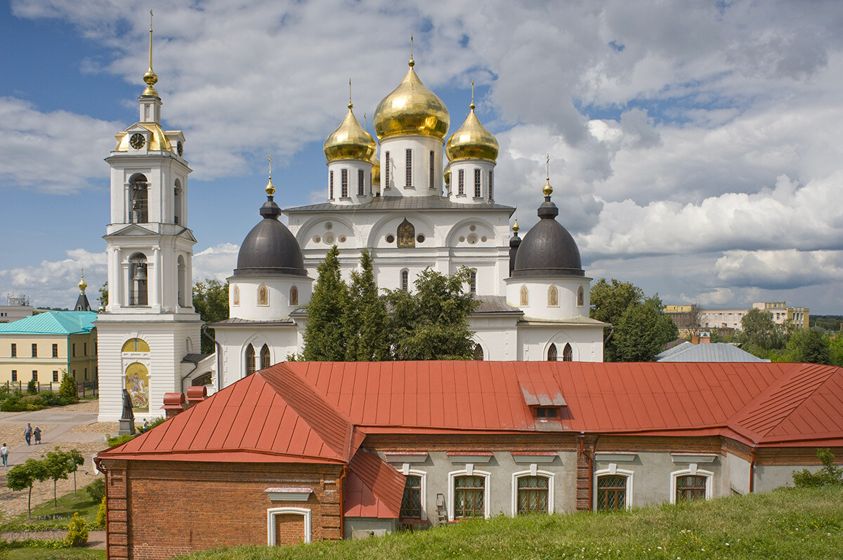 Dmitrov. Dormition Cathedral with bell tower, south view from citadel rampart. Foreground: Parish House. July 18, 2015