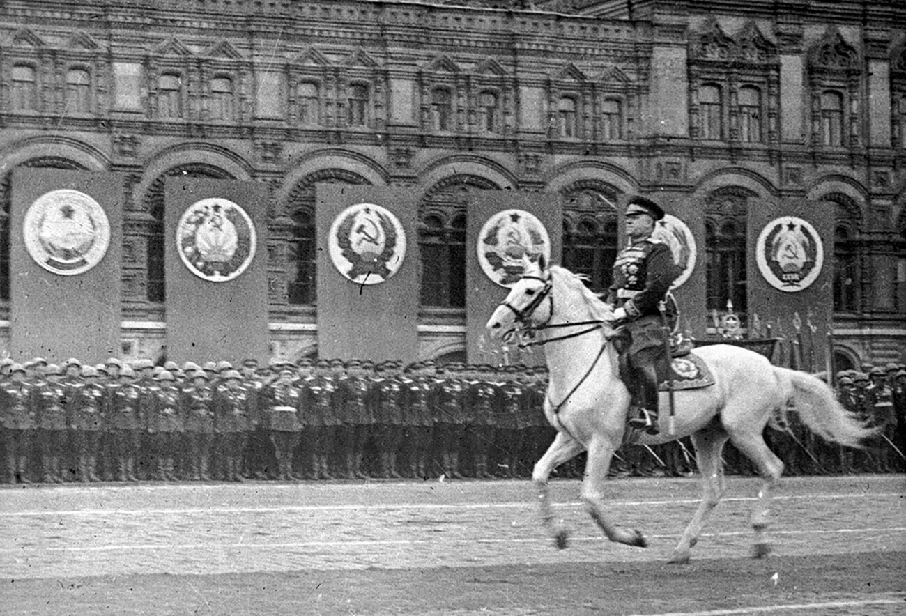 Маршал Георгиј Жуков прима рапорт на Парадата на Победата
