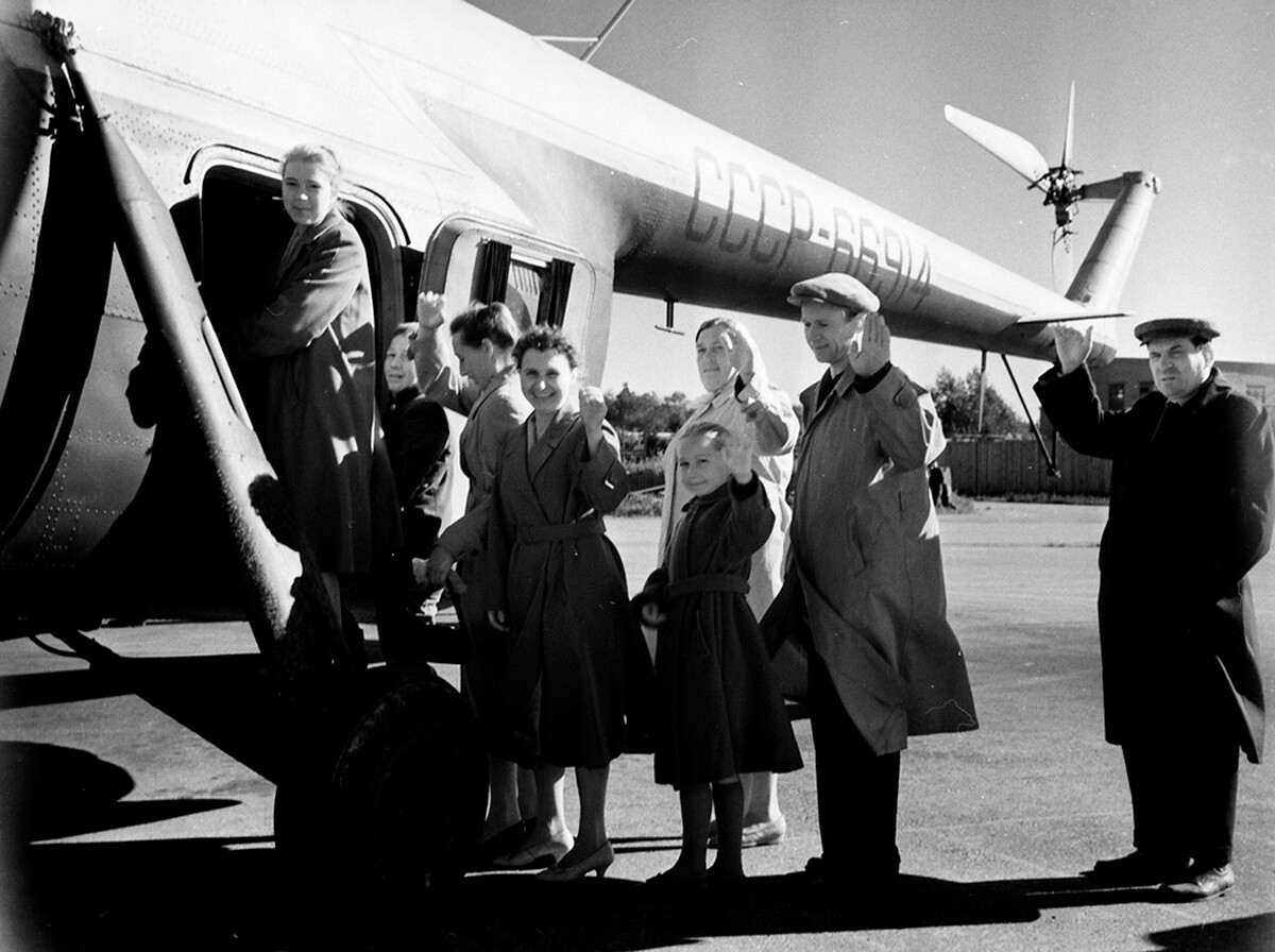 Pasajeros embarcando en el helicóptero, 1962.