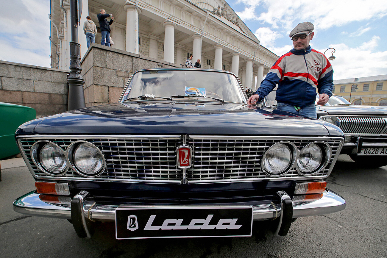 El 15 de abril de 1970 la planta fue visitada por Henry Ford II, el jefe ejecutivo de la Ford Motor Company. VAZ-2103 en San Petersburgo en 2016. 