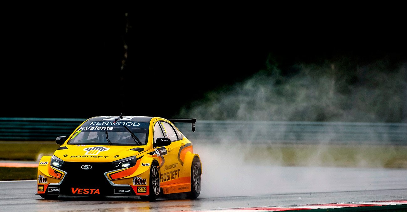 El piloto de Lada Sport Rosneft Hugo Valente participa en una carrera del FIA WTCC en Moscú en 2016. 