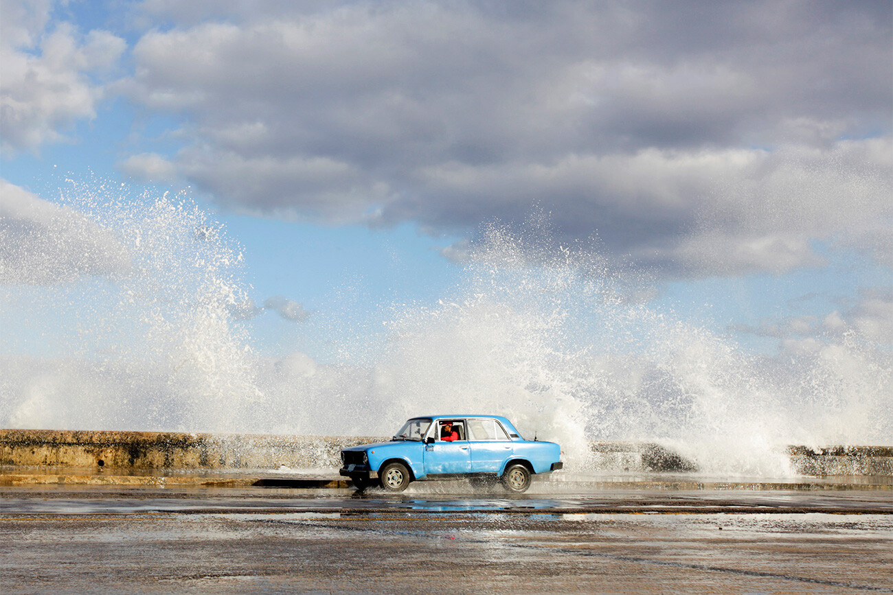 Un coche Lada circula por el paseo marítimo de La Habana 