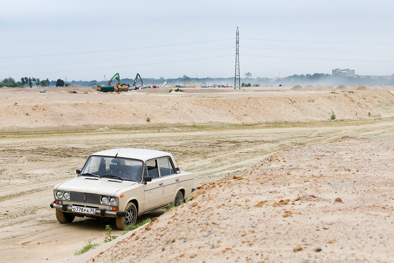 Coche Lada aparcado en las obras del estadio de Kaliningrado en 2015.