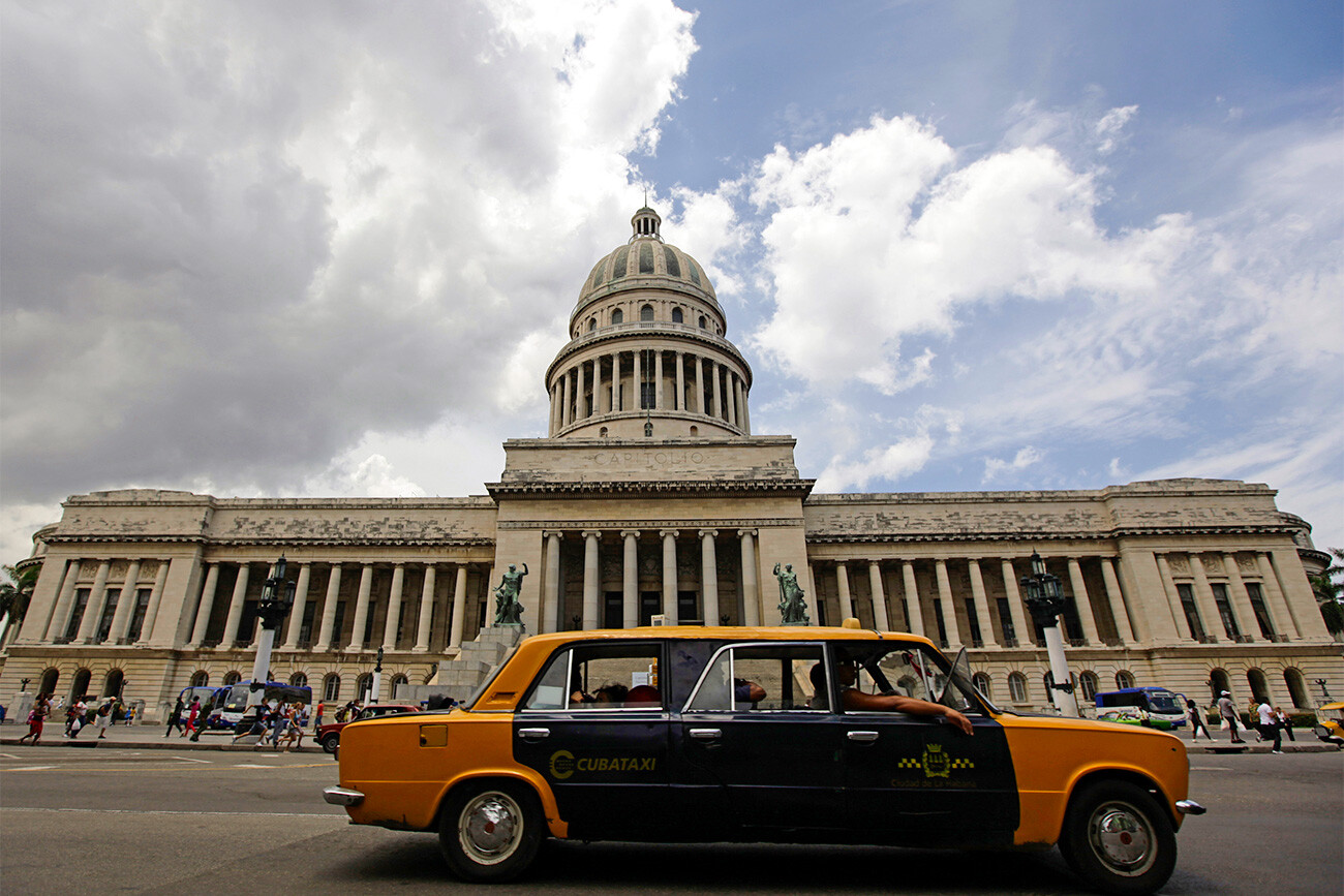 Limusina Lada en La Habana, Cuba. 