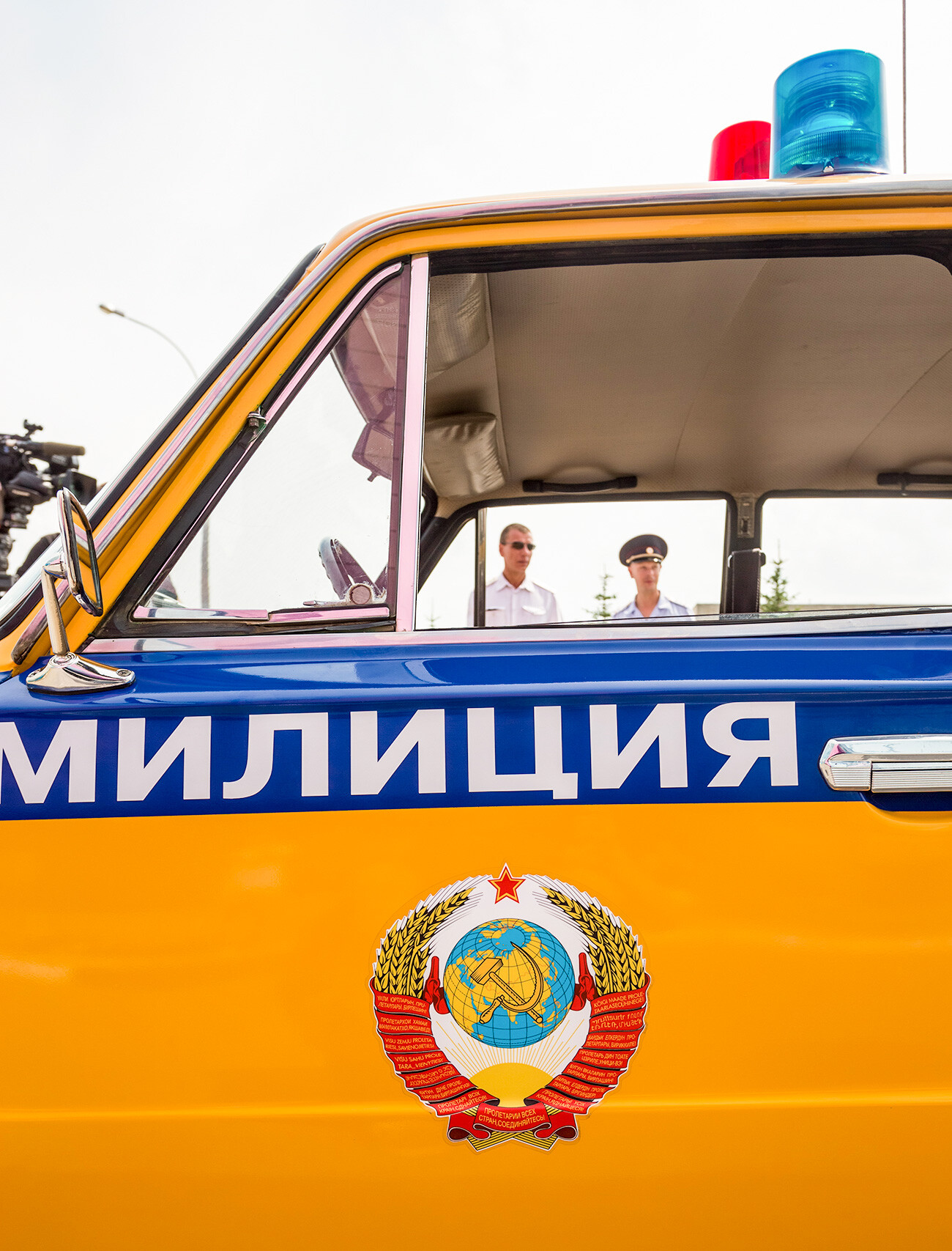 Un coche de policía soviético expuesto durante un desfile de automóviles en Togliatti con motivo del 50 cumpleaños de Avtovaz en 2016.