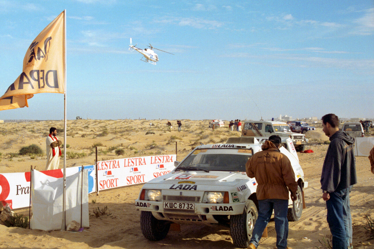 Modelo de coche Lada-Samara en la salida intermedia durante una carrera en un desierto africano en 1994. 