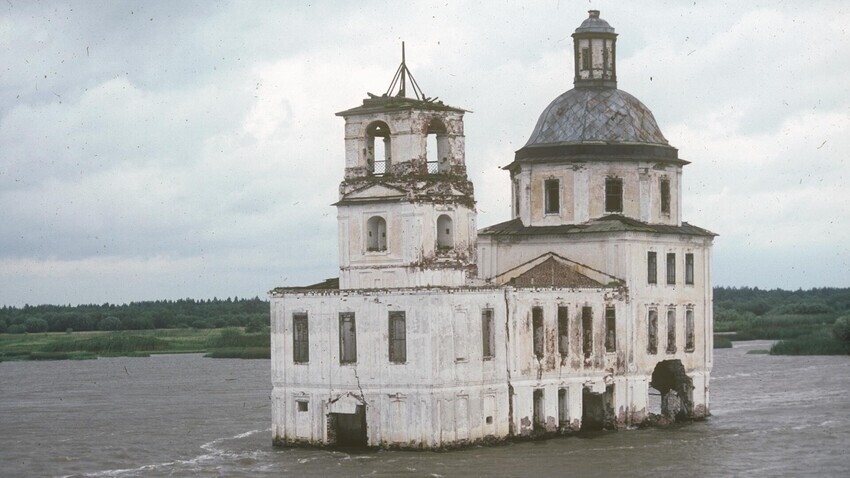 Krokhino (Wilayah Belozersk, Provinsi Vologda). Gereja Kelahiran Yesus yang terletak di perairan Sungai Sheksna. Pemandangan barat daya dari kapal pesiar. 8 Agustus 1991. 