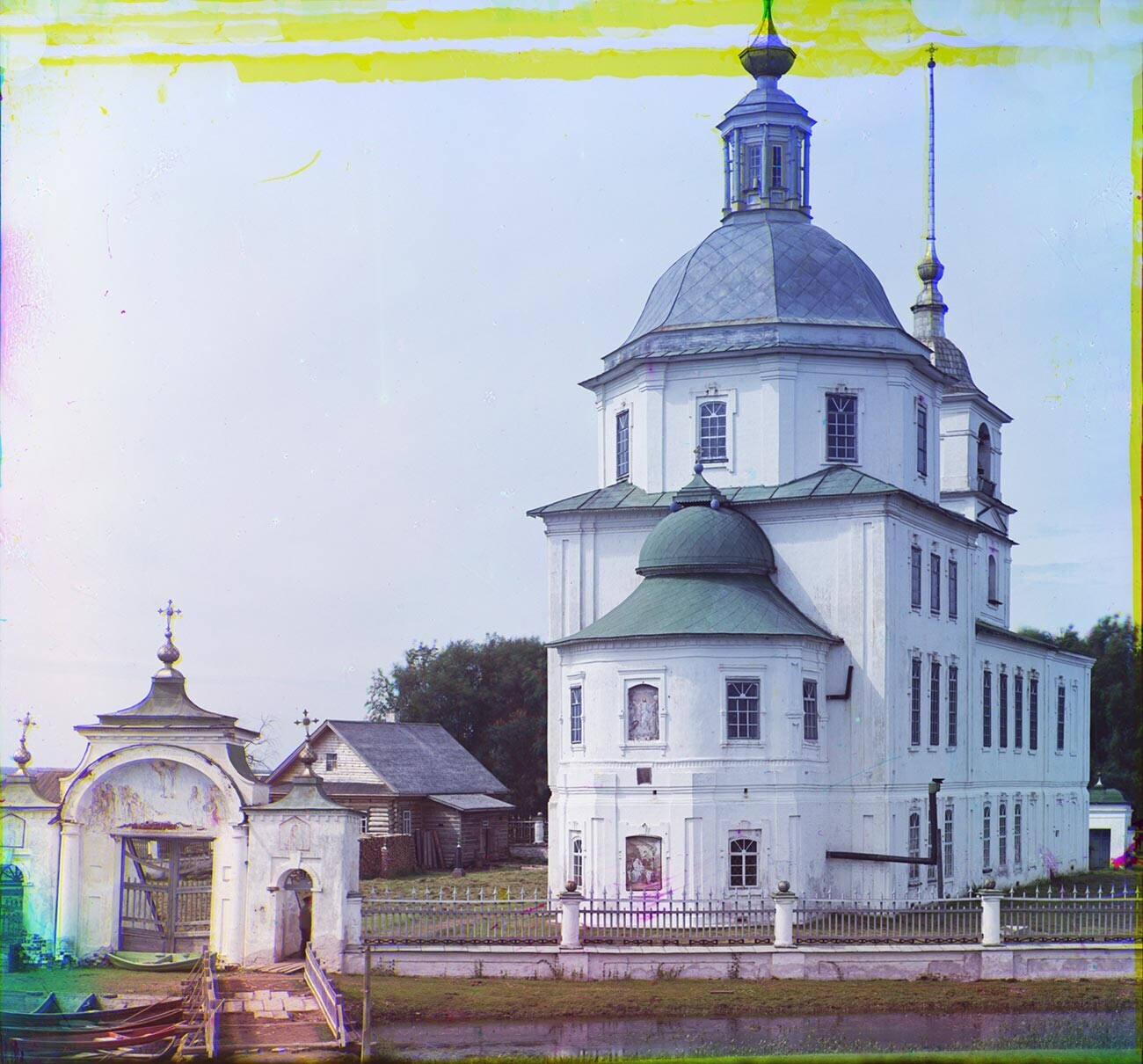 Krokhino. Gereja Kelahiran Yesus, pemandangan timur laut dengan gerbang gereja di kanal kecil yang mengarah ke Sungai Sheksna. Musim panas 1909. 