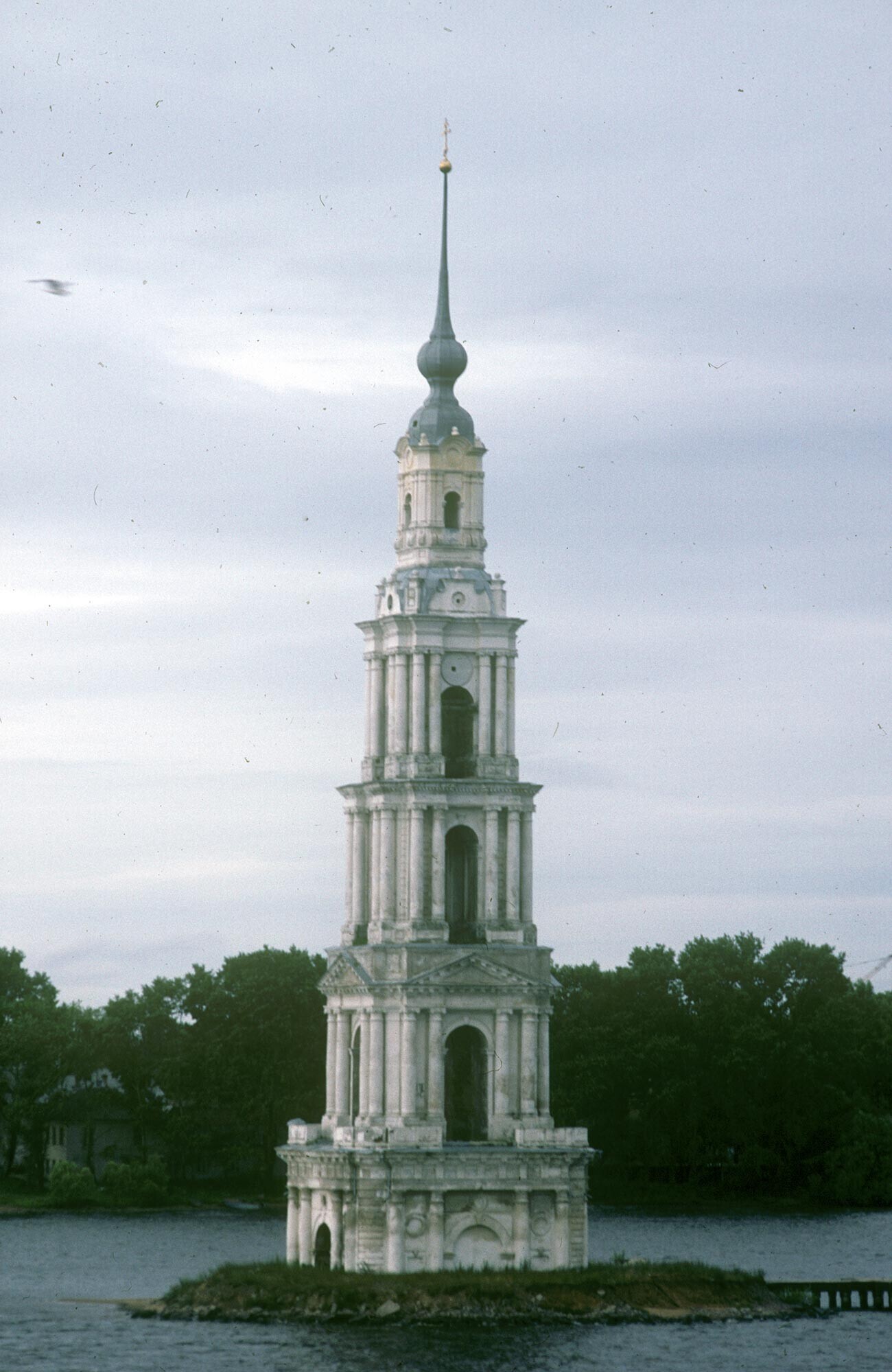 Kalyazin. Menara lonceng Katedral St. Katedral dihancurkan selama pembuatan Waduk Uglich (bagian dari Sungai Volga), tetapi menara loncengnya tetap berfungsi sebagai mercusuar. 9 Agustus 1991. 