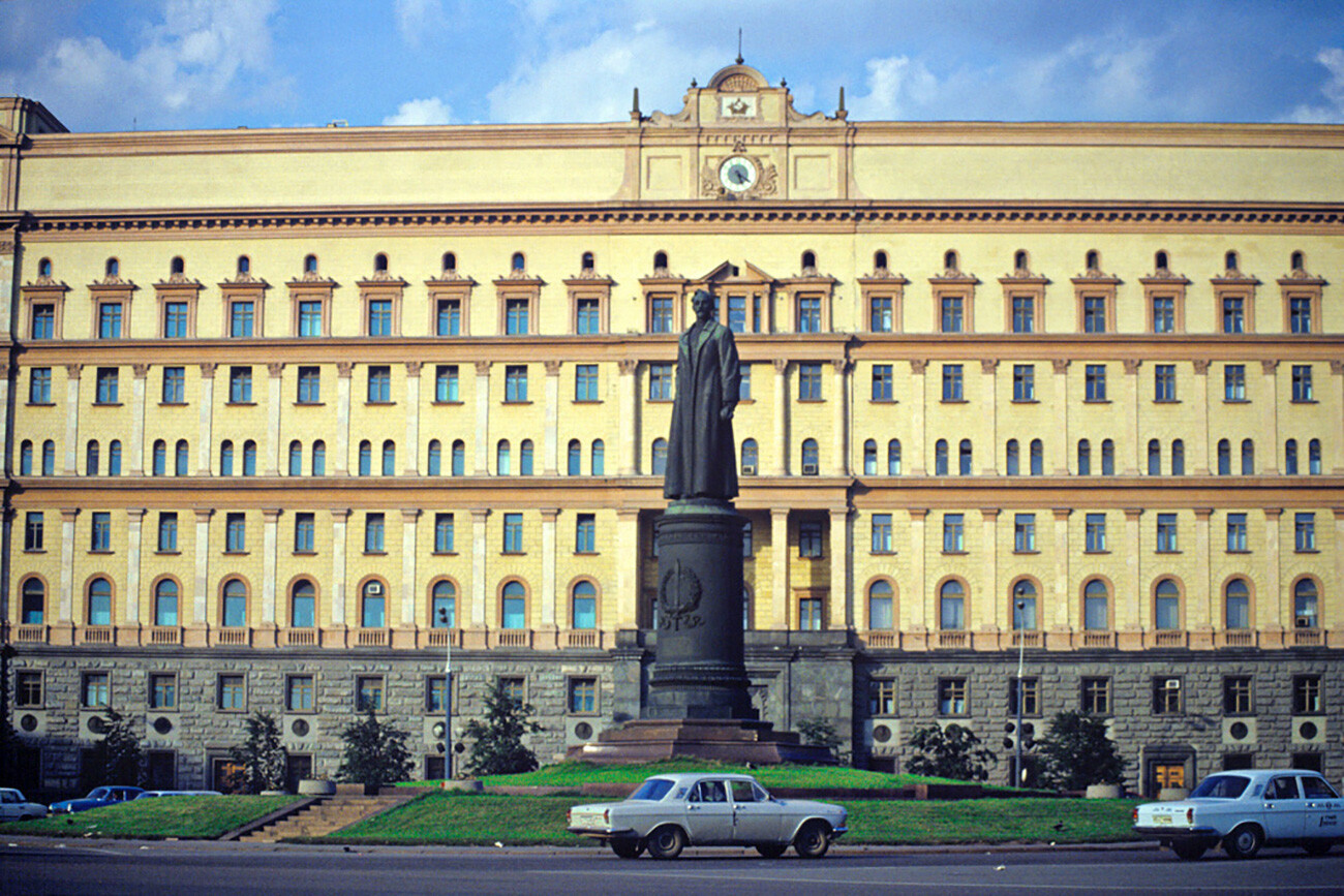 Il monumento a Dzerzhinskij in piazza della Lubjanka a Mosca (smantellato nel 1991, oggi può essere visto al Muzeon park)