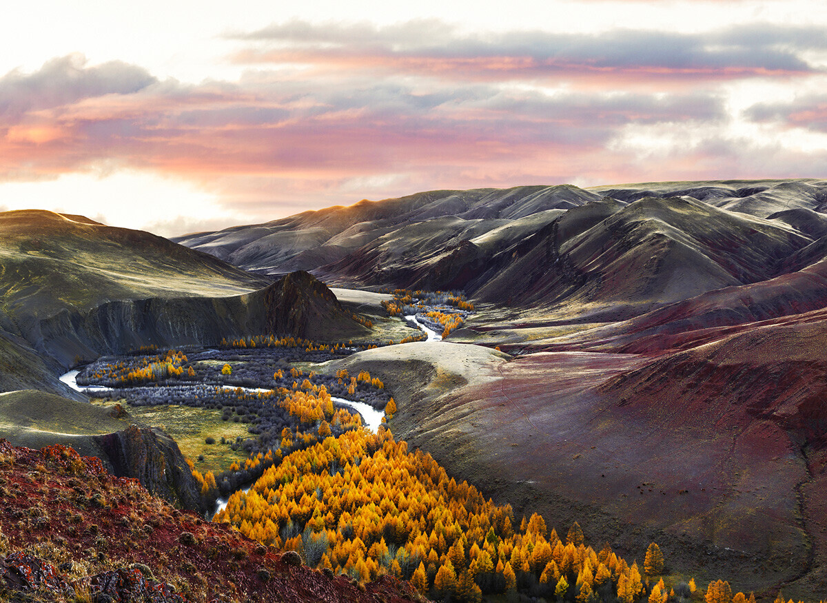 La valle del fiume Kyzylshin al tramonto, in autunno. Repubblica dell'Altaj, distretto di Kosh-Agach