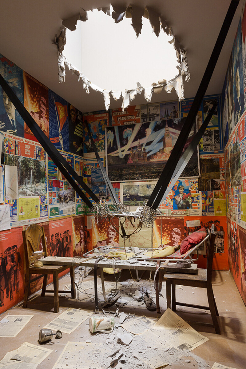 Ilja Kabakov, “L’uomo che volò nello Spazio dalla sua stanza”, installazione al Centre Pompidou (Parigi)