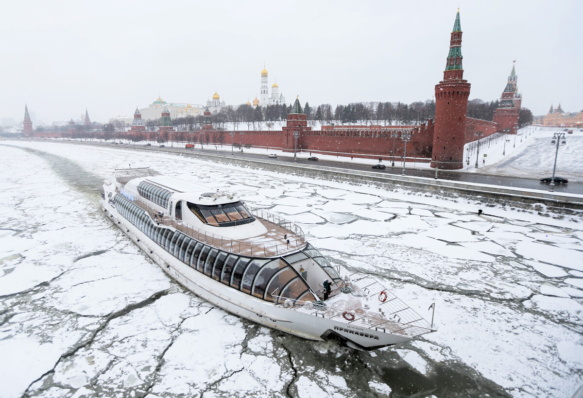 Winter boating along the Moskva River