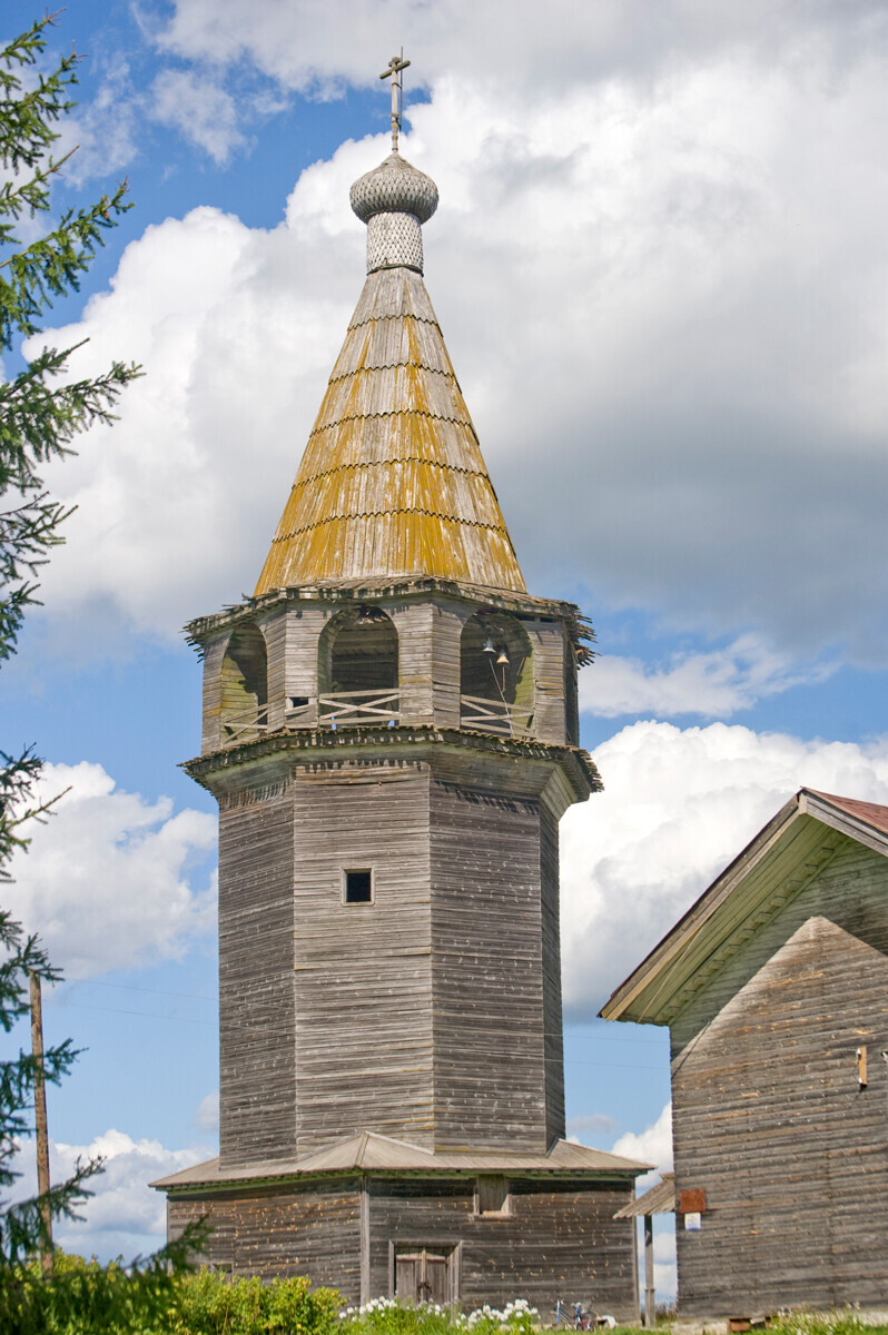 Oshevensk. Menara lonceng, Gereja Epiphany. Pemandangan barat daya. 14 Agustus 2014. 