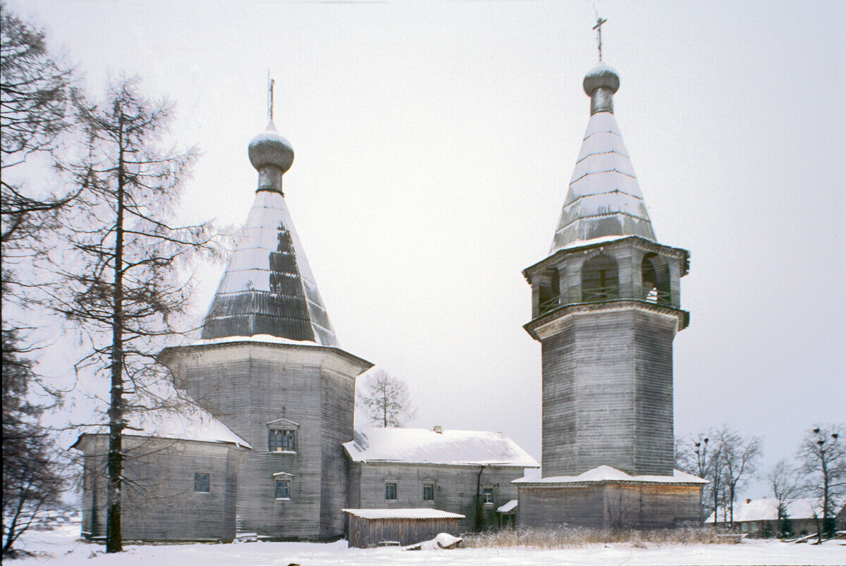 Oshevensk. Menara lonceng & Gereja Epiphany. Pemandangan timur laut. 27 November 1999. 