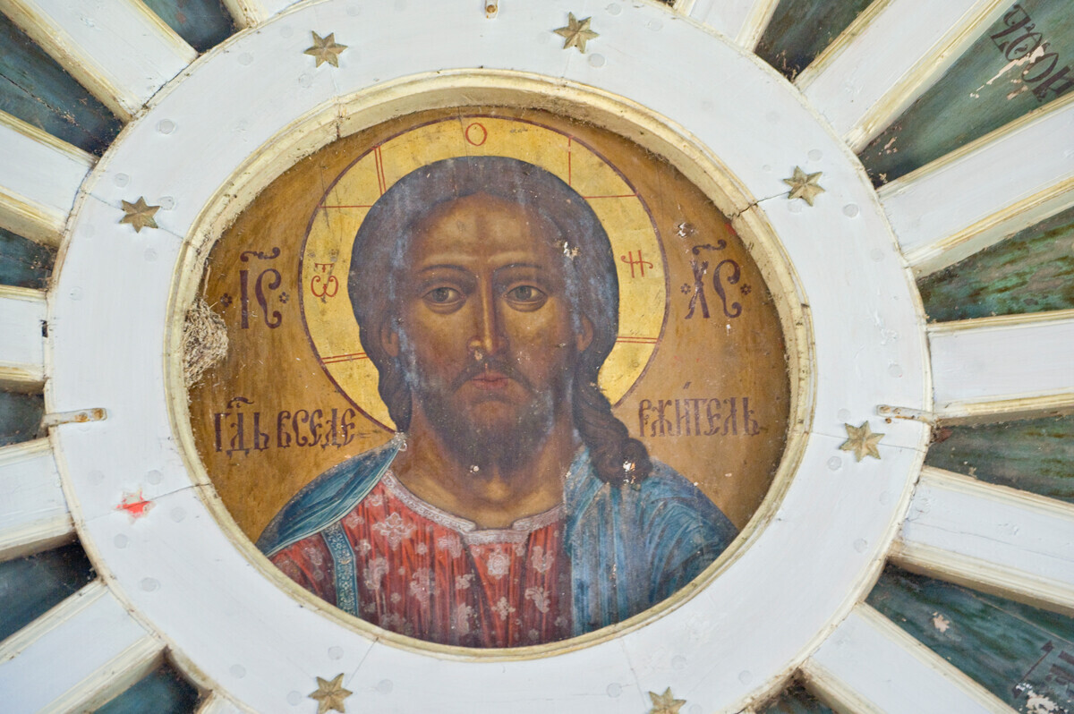 Oshevensk. Gereja Epiphany. Gambar Kristus Pantokrator (Penguasa Semua) di tengah langit-langit. 14 Agustus 2014. 