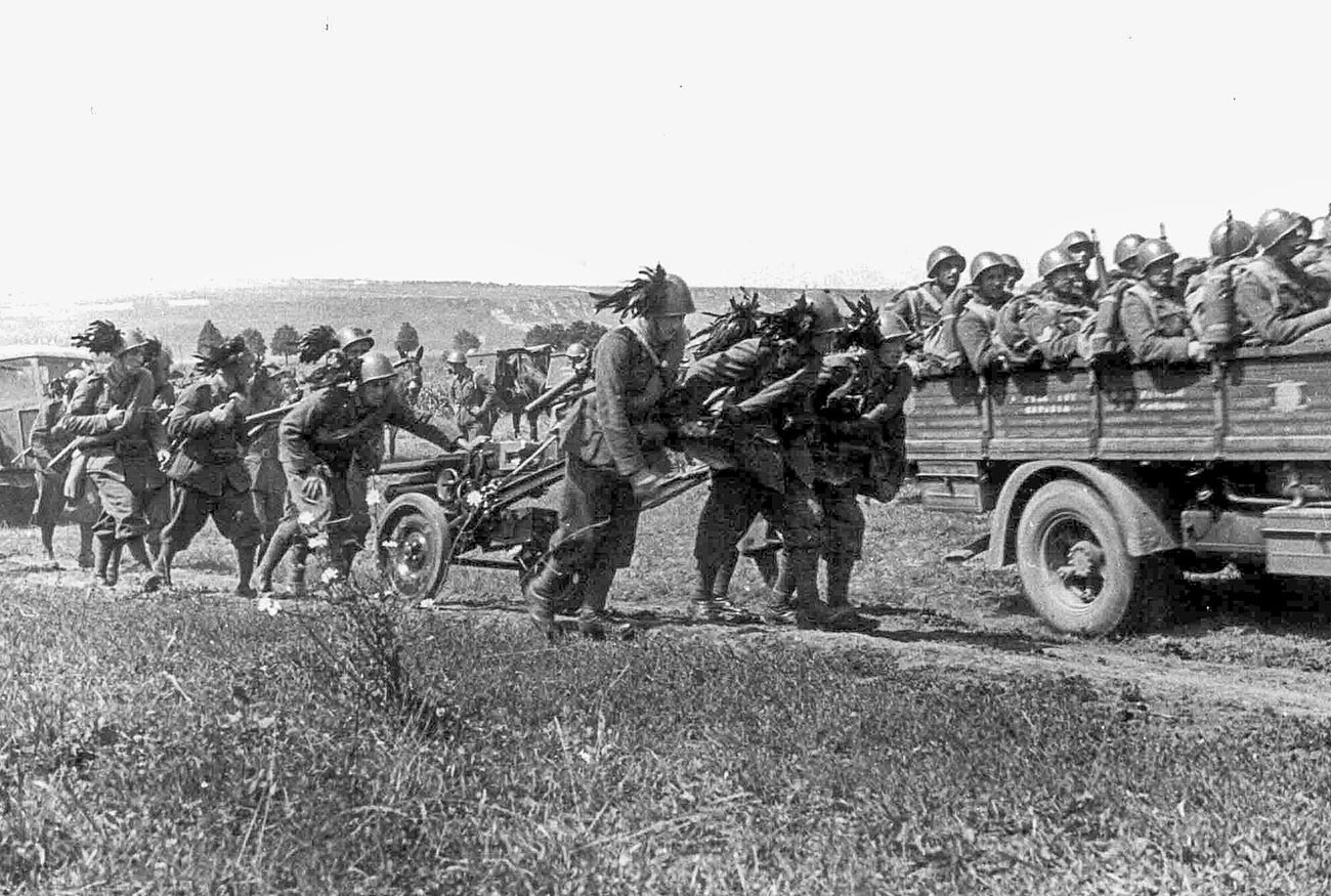 Bersagliere di Uni Soviet pada 1942. 