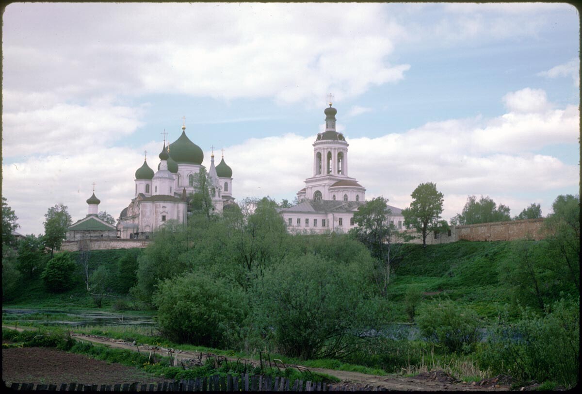 Bogolyubovo. Biara Kelahiran Perawan (Ikon Perawan Bogoliubsky), pemandangan timur. Dari kiri: Gereja Kabar Sukacita; Katedral Kelahiran Perawan; Katedral Ikon Perawan Bogoliubsky; Menara Lonceng & Gereja Perawan di atas Gerbang Suci. 26 Mei 1997.