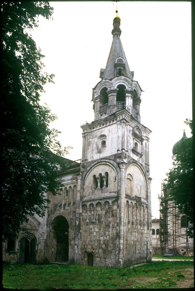 Bogolyubovo. Lorong & menara tangga istana Pangeran Andrey Bogoliusky dari abad ke-12, pemandangan timur laut. 19 Juni 1994. 