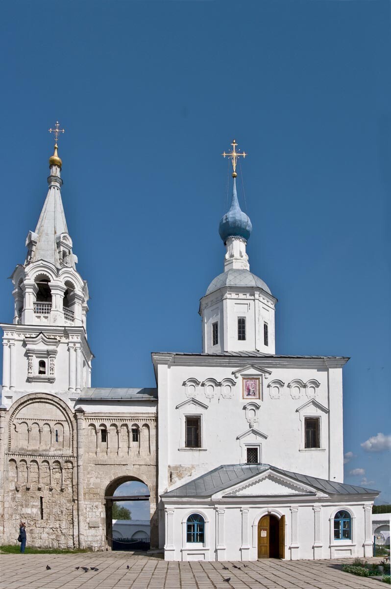 Biara Bogolyubsky. Katedral Kelahiran Perawan Maria, tampak barat. Kiri: lorong & menara tangga istana Pangeran Andrey Bogoliusky dari abad ke-12. 18 Juli 2009. 