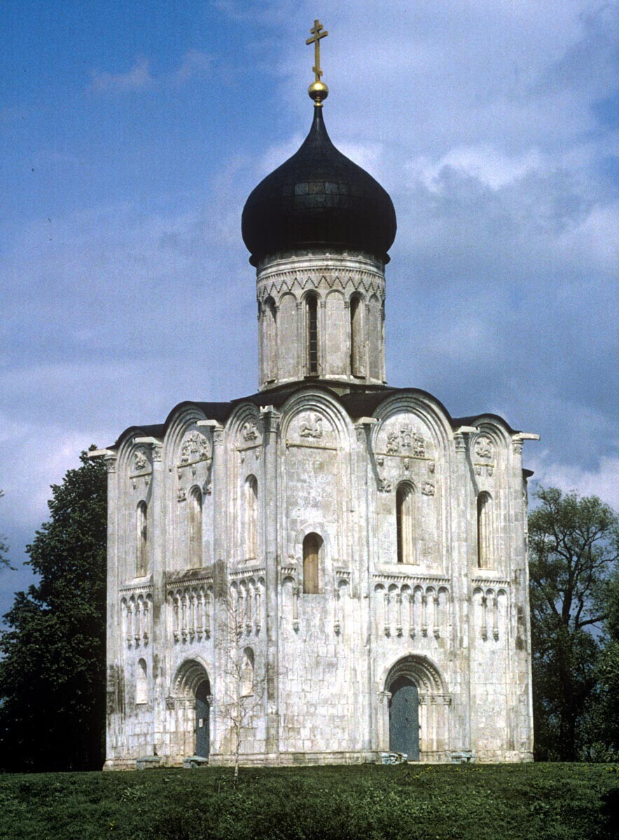 Gereja Syafaat di Nerl, pemandangan barat daya. 16 Mei 1995.