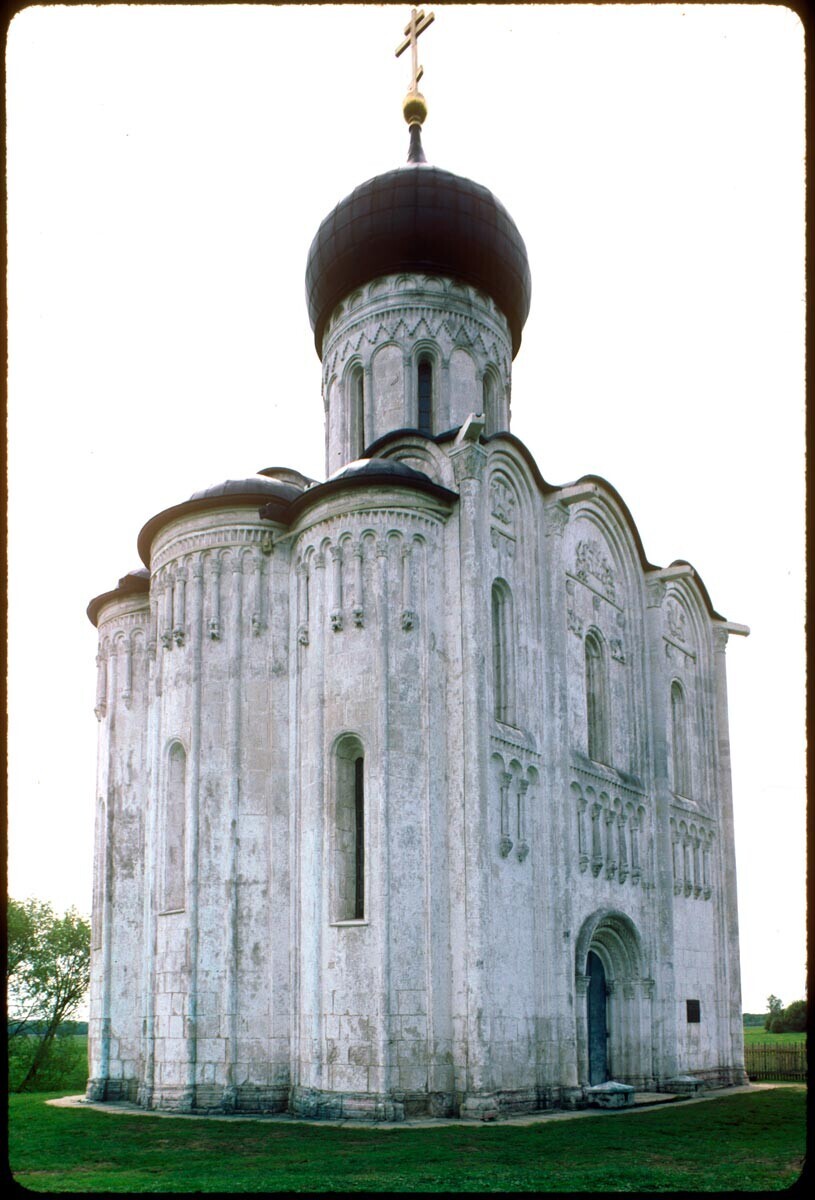 Gereja Syafaat di Nerl, pemandangan timur laut. 26 Mei 1997