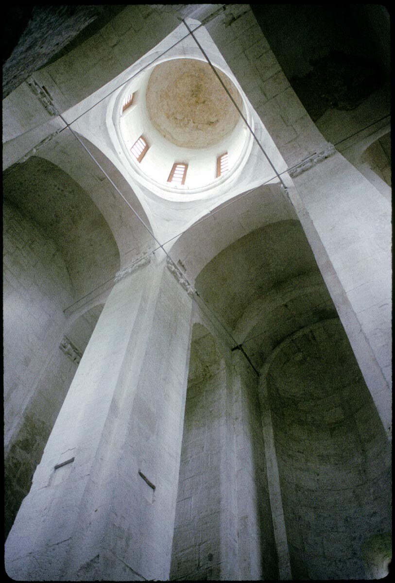 Gereja Syafaat di Nerl, bagian dalam. Pemandangan timur laut dengan kubah. 19 Juni 1994. 