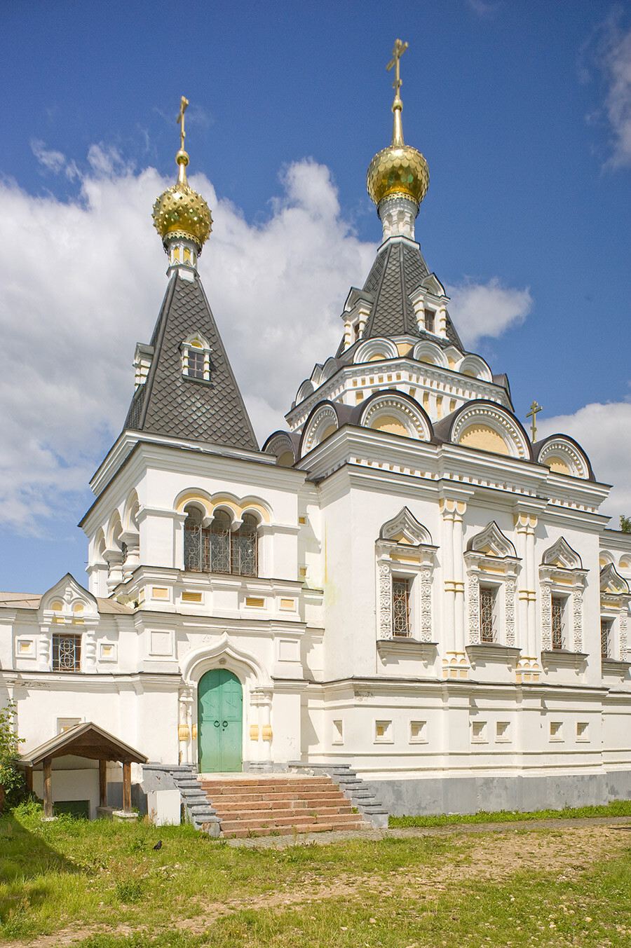 Chiesa di Santa Elisabetta, vista sud-ovest. Bell’esempio di stile “pseudo-russo”, fu costruita nel 1897-98 da Sergej Rodionov. Ora utilizzata come chiesa battesimale per la Cattedrale della Dormizione. 18 luglio 2015