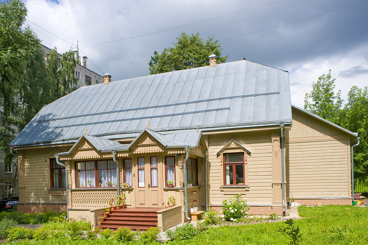 Casa di Mikhail Olsufjev, via Kropotkin 95. In questa casa, che oggi ospita il Museo Kropotkin, vissero negli ultimi anni di vita il pensatore anarchico Pjotr Kropotkin e la moglie Sofja. 18 luglio 2015