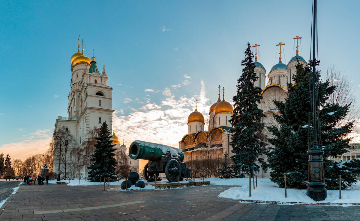 Interno del Cremlino di Mosca, con le cattedrali e lo Zar-cannone in primo piano