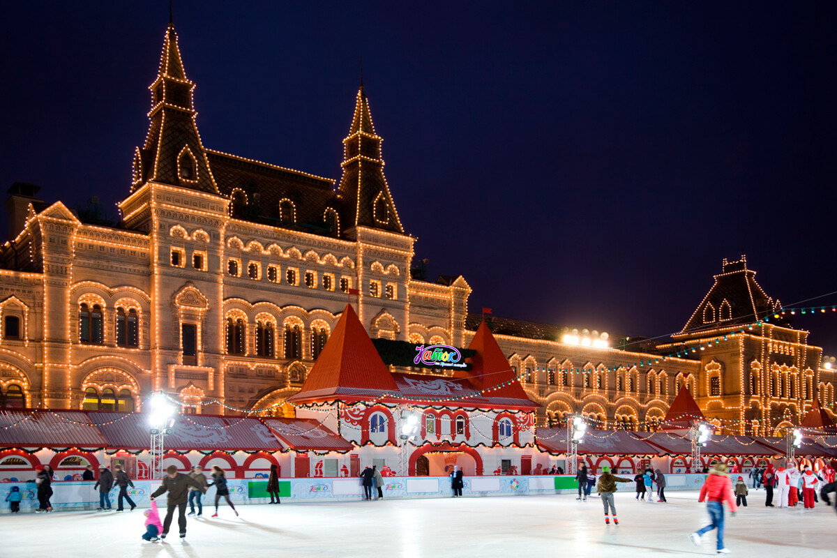 La pista di pattinaggio sulla Piazza Rossa (quello sullo sfondo è il GUM; gli storici grandi magazzini universali di Mosca)
