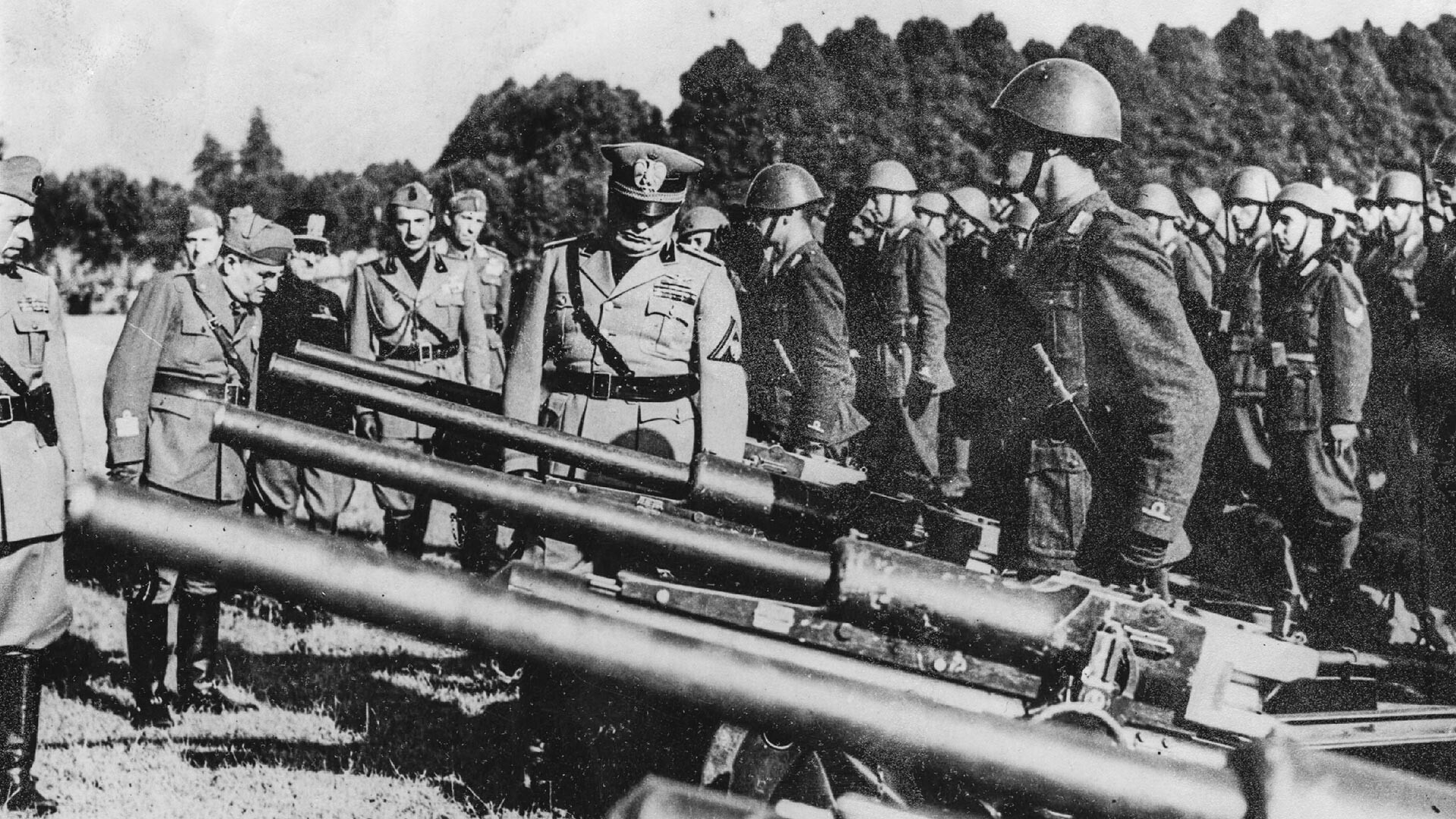 Benito Mussolini inspecciona los cuatro cañones que envió con la primera división de soldados al frente ruso.