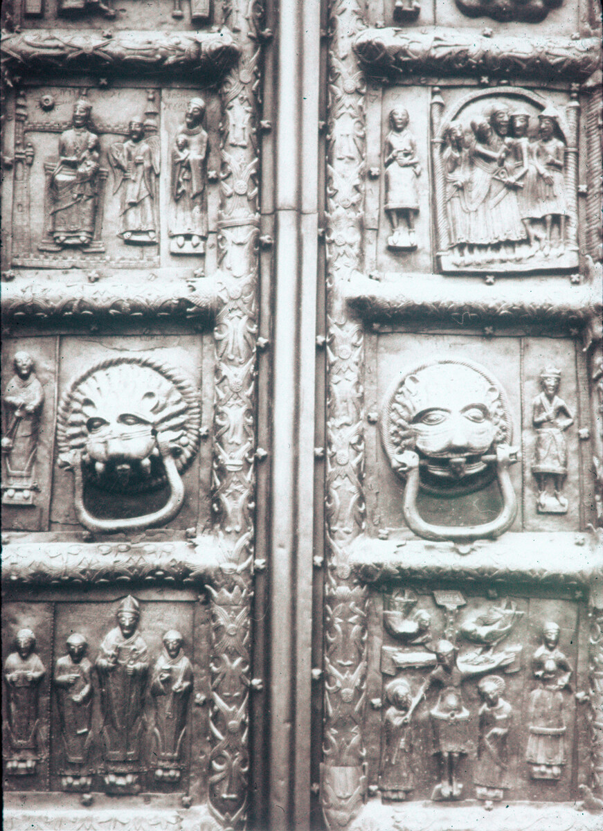 Catedral de Santa Sofía. Fachada oeste, nave central con la Puerta de Sigtuna. 18 de noviembre de 1979 