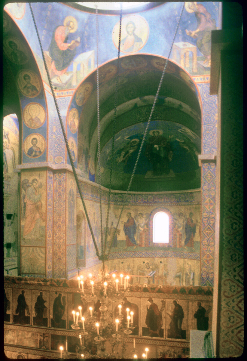 Catedral de Santa Sofía, interior. Vista al este desde el coro hacia el iconostasio y ábside central. 27 de marzo de 1991