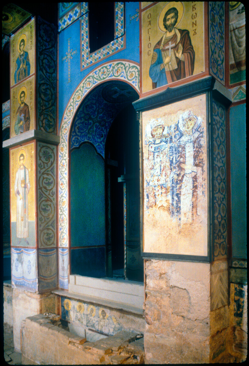 Catedral de Santa Sofía, interior. Pared norte de la galería sureste con pinturas murales del siglo XIX y frescos del siglo XII de los Santos Constantino y Elena (a la derecha). 27 de marzo de 1991
