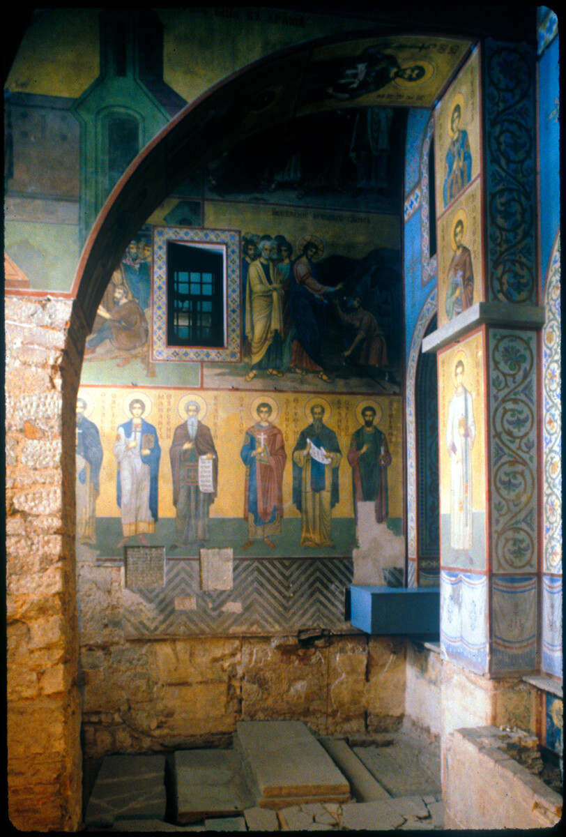 Catedral de Santa Sofía, interior. Pared oeste de la galería sureste con pinturas murales del siglo XIX y excavación mostrando el nivel original del suelo principal. 27 de marzo de 1991