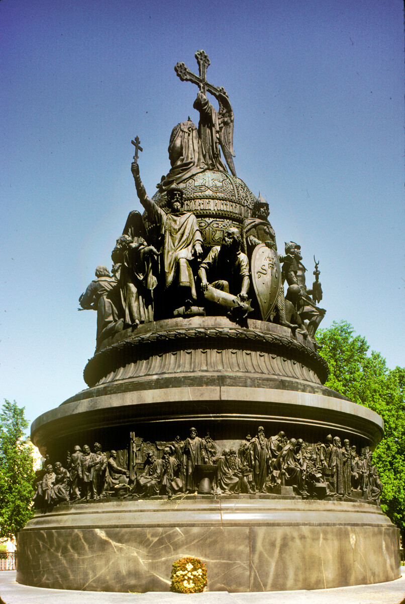 Ciudadela de Nóvgorod (‘detinet’s), Monumento al Milenio de Rusia. 29 de mayo de 1992.