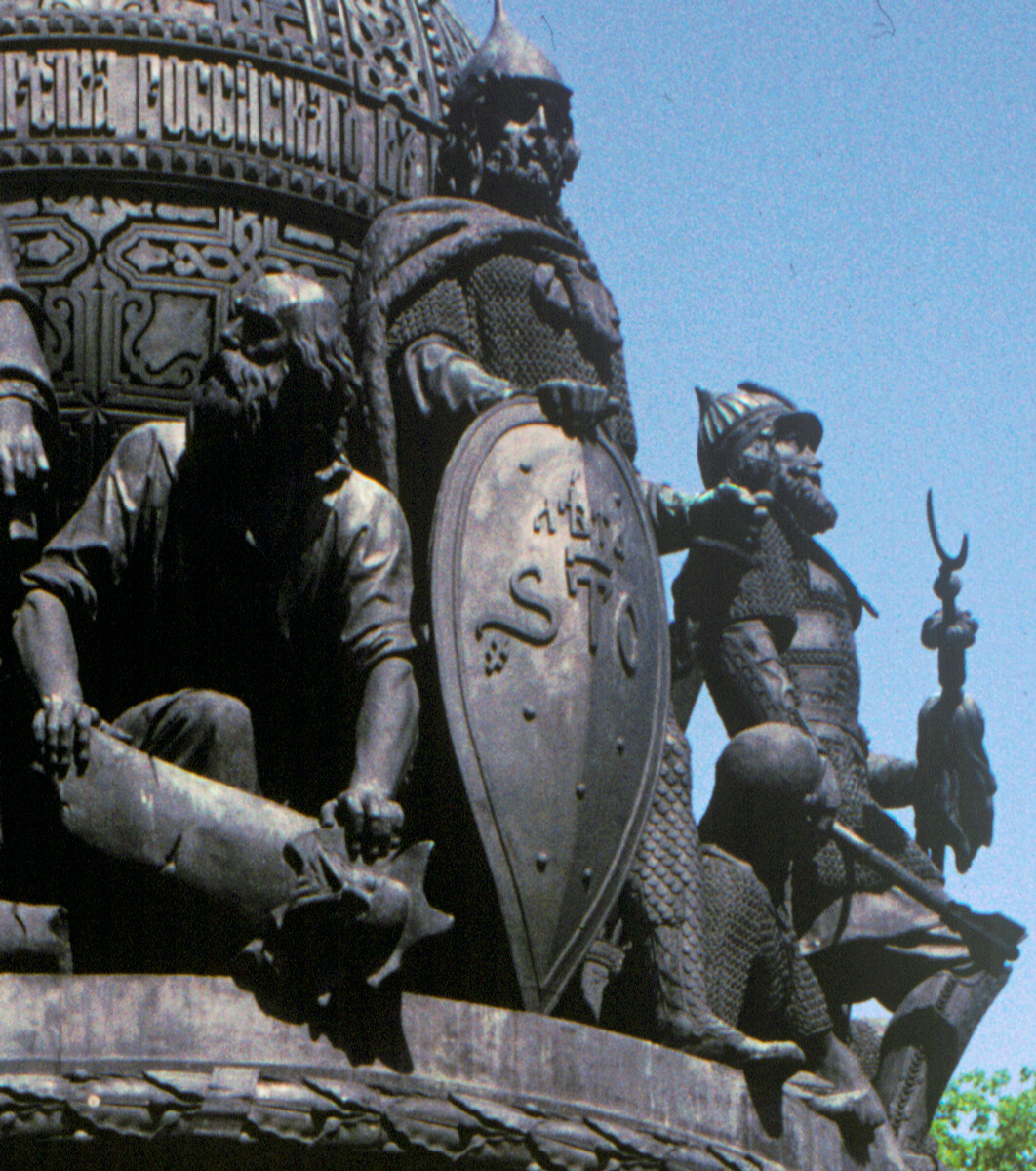 Monumento al Milenio de Rusia. Desde la izquierda: Novgorodiano derribando la estatua del dios pagano Perún, Príncipe Rúrik, Príncipe Dmitri Donskói con tártaro sometido. 29 de mayo de 1992.