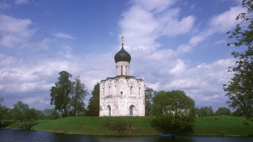 Bogolyubovo. Gereja Syafaat di Nerl, pemandangan barat daya. 16 Mei 1995. 