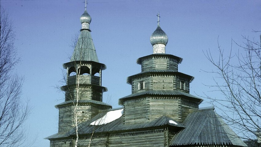 Vitoslavlitsy (Novgorod). Gereja Santo Nikolay, dari desa Vysoky Ostrov. Pemandangan bagian tenggara. 14 Maret 1980.