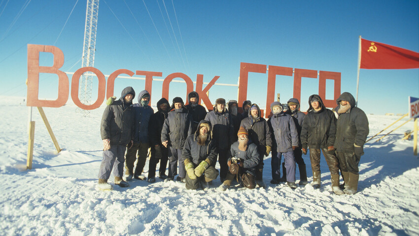 34. sovjetska antarktička ekspedicija. Jesen 1988. – proljeće 1989. 
