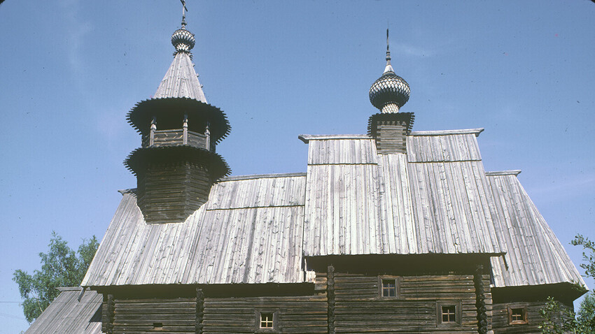 Kawasan Tua Kostroma. Gereja Ikon Juruselamat Maha Penyayang, dari desa Fominskoe (Distrik Kostroma). Pemandangan selatan. 22 Agustus 1988.