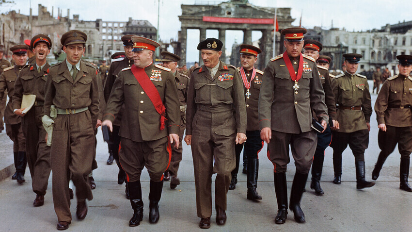 Marsekal Georgy Zhukov, Marsekal Lapangan Bernard Montgomery, dan Marsekal Konstantin Rokossovsky di Berlin, 12 Juni 1945. 