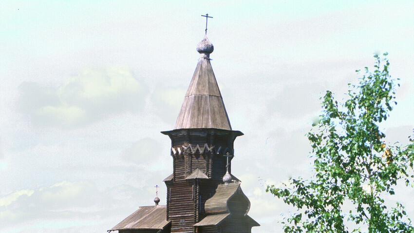 Kondopoga. Gereja Tempat Peristirahatan. Pemandangan tenggara di tepi Teluk Kondopoga di Danau Onega. 4 Juli 2000