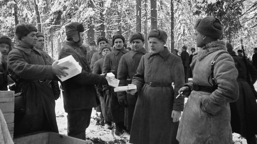 Grande Guerra Patriótica 1941-1945. Trabalhadores do Cazaquistão levam presentes de Ano Novo para o 1073º Regimento de Rifles da 8ª Divisão de Rifles de Guardas Panfilov